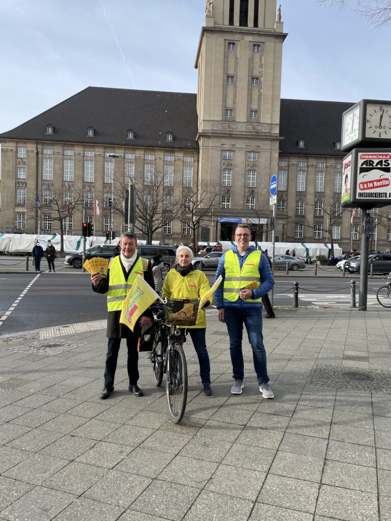 Gruppenfoto Wahlkampfteam vor dem Rathaus Schöneberg