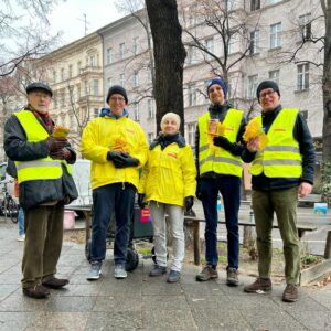 Gruppenbild fünf Wahlkämpfer mit FDP-Informationsflyern in der Hand.