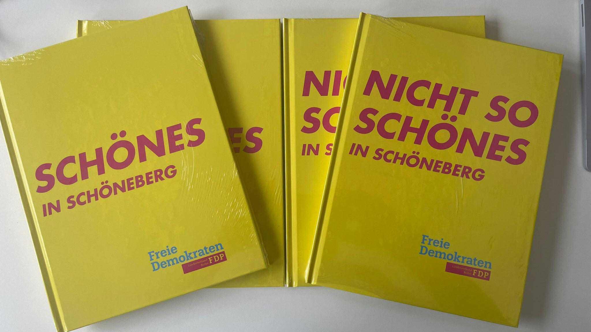 Auf dem Bild sind vier Notizbücher  zu sehen, beschriftet mit Schönes in Schöneberg und Nicht so Schönes in Schöneberg